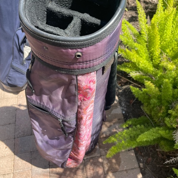 Ladies Golf Cart Bag
With shoulder strap and accessories pouch . - Picture 8 of 15